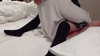 我身着校服跨坐其上，亲手将肉棒插入